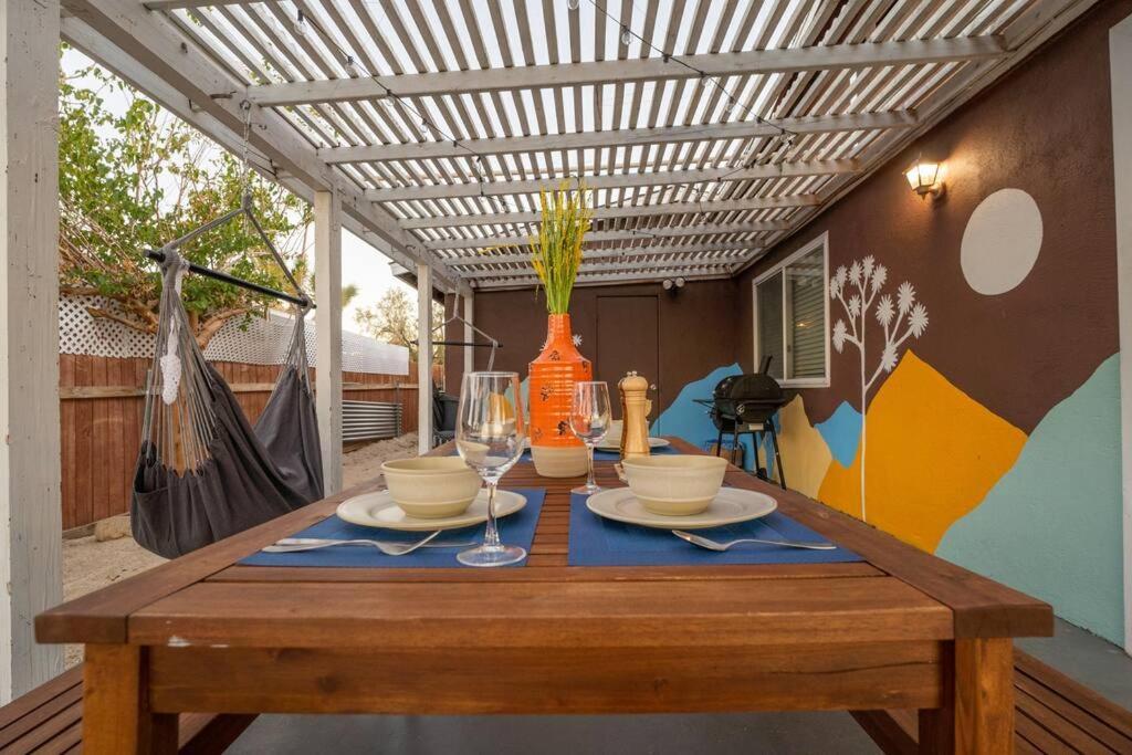 Palm Vista Retreat *Hot Tub/Cowboy Pool/Hammocks* Villa Joshua Tree Exterior foto
