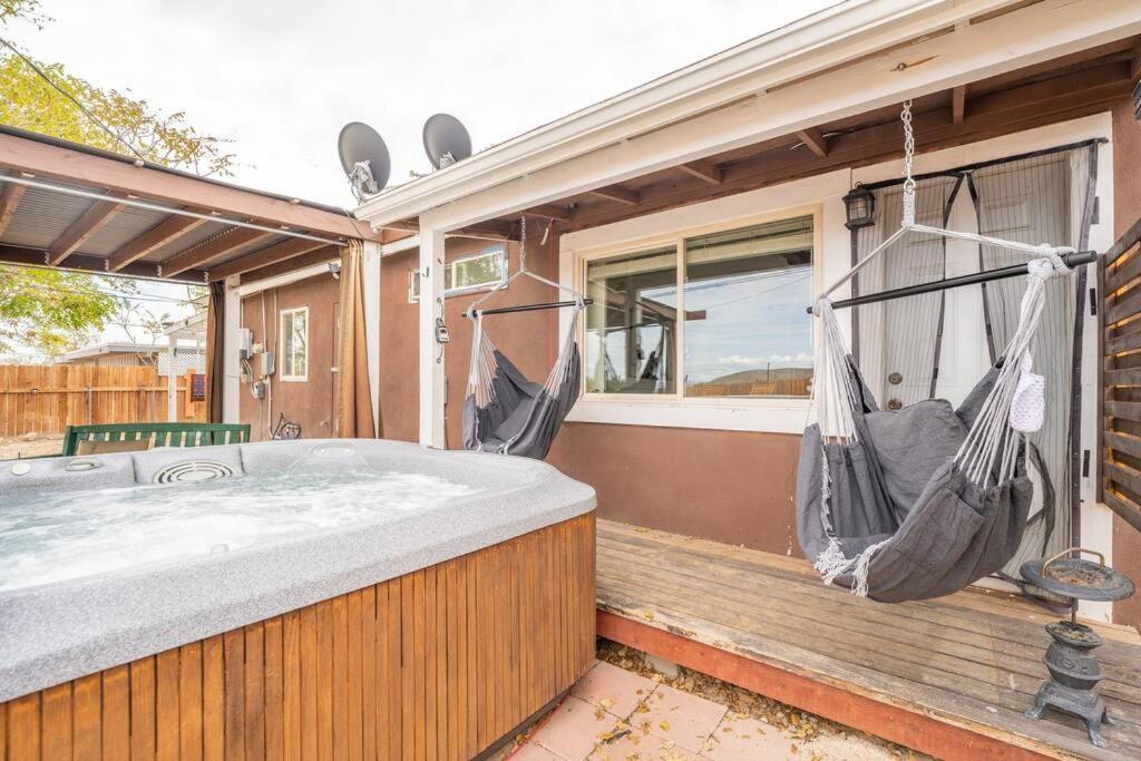 Palm Vista Retreat *Hot Tub/Cowboy Pool/Hammocks* Villa Joshua Tree Exterior foto