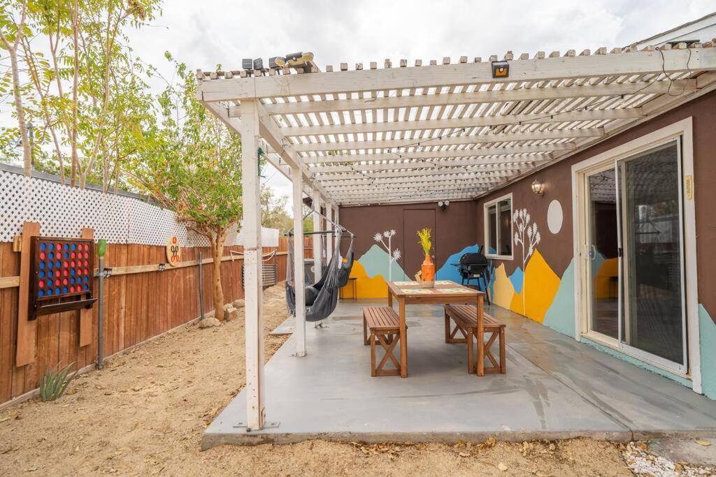 Palm Vista Retreat *Hot Tub/Cowboy Pool/Hammocks* Villa Joshua Tree Exterior foto